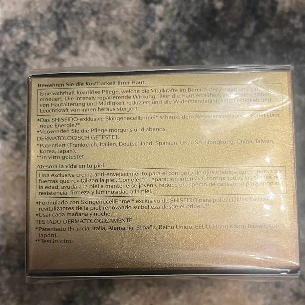 Shiseido Future Solution LX Eye and Lip Contour Regenerating Cream - Gold - Picture 4 of 5